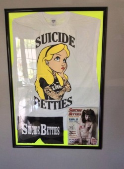  The 1st Suicide Betties T-shirt and Boyshorts  apparel. The Magazine is a editors copy and there is only 2 of them in  existence. The magazine is autographed by Eddie Munster, Veronica  Carlson and Jeremy Ambler from &ldquo;The Walking Dead&rdquo;. 