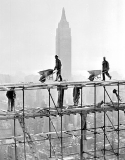 vieuxmetiers:  Construction en cours des bâtiments du siège des Nations Unies. En arrière plan, l’Empire State Building. New York, 6 décembre 1949. 