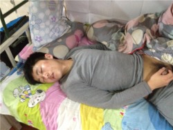 korea-gay-sukunk:  maomao1314:  直男室友感冒喝了藥睡著了，結果被色魔室友…  굿