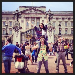 Finally made it to London! #buckinghampalace #danimalstyle #hawaiianstyle (at Buckingham Palace)