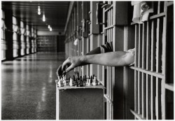 reiconmod:  Dos presos jugando ajedrez..