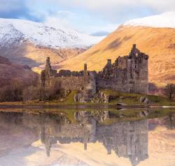 pagewoman:  Kilchurn Castle, Loch Awe, Argyll and Bute, Scotland by Amy Wong   