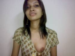 chatpatijawani:  Real Indian Girlfriend Kinjal in Bra showing