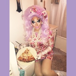 yungvndy:  Trixie Mattel   Pizza = LOVE!