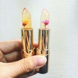 sixpenceee:  Lipstick with actual flowers inside? Yes, please! It’s time to say goodbye to the Kylie Jenner lip kits and hello to Kailijumei! The China-based store has recently introduced a new lipstick to the beauty scene and it’s all the rage right