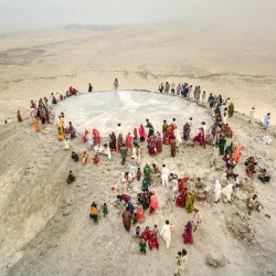 hinducosmos: Hindu pilgrims climb the Chandragup mud volcano in Balochistan, Pakistan In the heat of the Balochistan desert (Pakistan), Hindu pilgrims climb the steep flanks of a mud volcano to throw coconuts into the crater—a ritual intended to thank