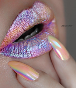 nailpornography:  iridescent lips &amp; nails 