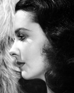 summers-in-hollywood:Vivien Leigh in profile, 1940s