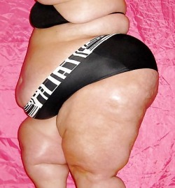 biggirlsrokk:  This is LargeNLovelyBBW!!! I’d know that big, round, sexy belly ANYWHERE!!!!! God, I wish she’d come back to modeling!!!