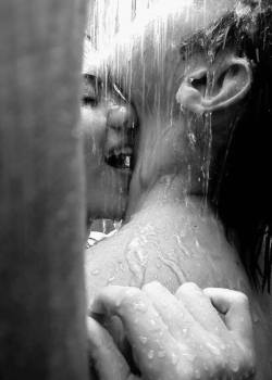 iovoceiosilenzio:  Amarsi__   Uhmm sotto la doccia&hellip;.