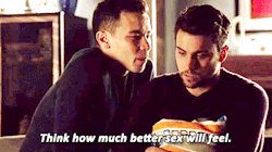 famousmeat:  Connor Walsh &amp; Oliver make out in the HTGAWM season finale
