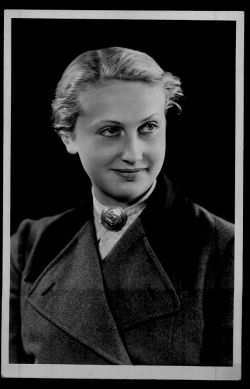 reich-mystery:  blutroterosen:  Women in the Third Reich: A pretty girl of the RAD.  She actually looks a bit like Magda Goebbels.