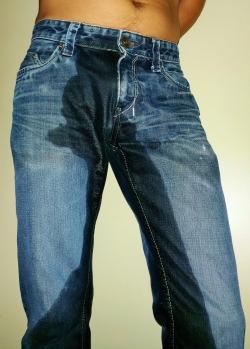 xnpee:  wet jeans   DAMN!