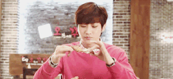 b1a4-syndrome:  jinyoung fails at eating his chicken and laughs at himself 