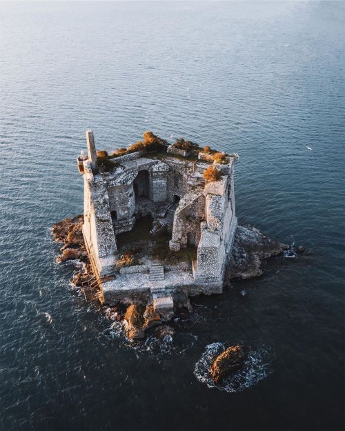 utwo:  The Gulf of Poets, La Spezia Italy, the Scola Tower stands over 42 feet  tall in the sea. Built in the 17th century, the tower was originally  designed, as part of a defensive system for the Senate of the Republic  of Genoa.© J. Hulsch
