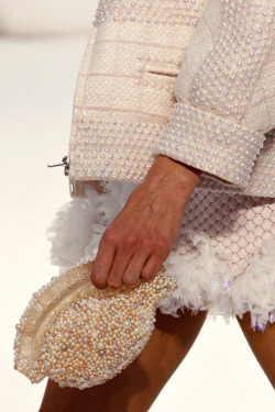 mulberry-cookies:฻,000 Freshwater Pearl Encrusted Clutch @ Chanel Spring 2012 (Details)