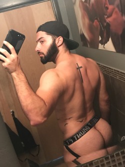 notanothergayguy:  Felt myself while getting ready at the gym. 👋🏽  🍑