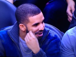 drizzydrehk:  hotdoorknob:  Drake at the Raptors vs Knicks game  Omggggf 