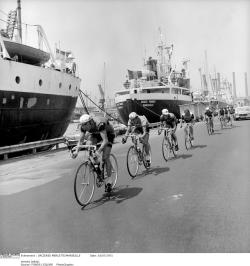 retrobikesarebetterthanfixies:  Marseille, Tour de France 1971After