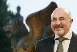 breakingnews:  Actor Bob Hoskins dies aged 71 SkyNews: British actor Bob Hoskins has died at the age of 71, his agent has confirmed. Hoskins, who suffered a bout of pneumonia, starred in numerous films including The Long Good Friday, Mona Lisa and Who
