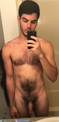 alanh-me:    60k+ follow all things gay, naturist and “eye catching”   