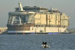 blazepress:  The world’s largest cruise ship, Harmony of the Seas, just hit the water. It weighs 227,000 tonnes!