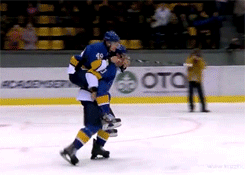 painfullysober:  bostonice:  thebergeronprocess:  do u ever just  Hockey  This should replace shootouts. 