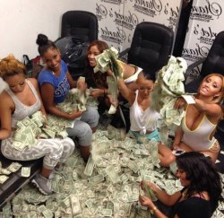 pr1nceshawn:  Strippers enjoying their money.