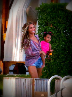 pattilahell:  beyonce-fan-page:  Bey and