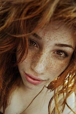 iamrickyhoover:  dink-182:  little-dandelions:  peita:  This is not fair.  Oh my goodness. Absolutely stunning!  Ok I want a new face  Girls a babe and her freckles are beautiful.
