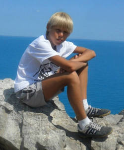 schboyshorts:  pepe-ws:  Another photo. Cute boy with white socks! Thank you, friend!  NICE CUTTE BOY 