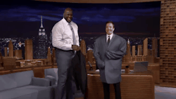 Jimmy Fallon trying on Shaq&rsquo;s suit&hellip;