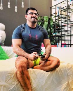 gaycalcetinsex:  OOhhh what bear…I wanna hug him and fuck with him of course.