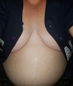 preggoissexy:My 24 week belly 