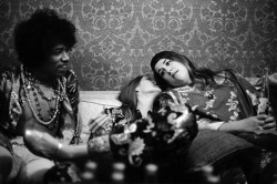 the60sbazaar:Michelle Phillips and Mama Cass hang out with Jimi Hendrix 
