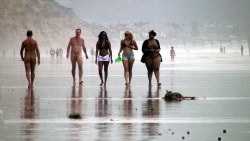 hannahcfnm:  CFNM beach pickup  LOVE nude