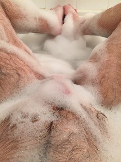 snugglebearbottom:  I wonder what’s under the bubbles? 