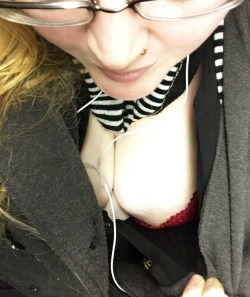 alice-is-wet:  Naughty morning commute bus flashing! O.o  Now this got my heart racing and my bits all wet, wheewwww…..  Xoxo Alice
