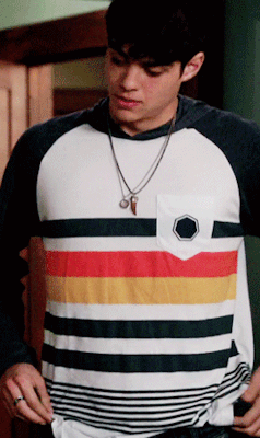 musicaddictand:  I’m a slut for Noah Centineo’s treasure trail.credit for the gif goes to @dylansprayberries