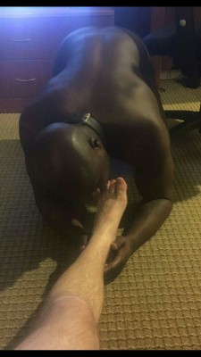 whitedaddyincharge:  whiteracesupremacy:  Wow!!!   Get Daddy’s toes nice and clean, Darius.  Black fag