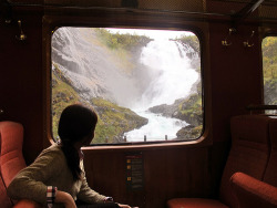 pray-for-waves:  beexgood:  I often romanticize about these types of train rides.  I want to look at this for forever 