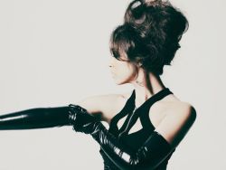 glovedcelebrities:  Sexy  model and singer Myleene Klass  as she’s putting on her PVC opera gloves