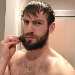 smoothtophairybottom:  cjkiddo87:  daviebear:  DavieBear Offical Site  I want to play  Do you like your guys beefy, hairy, and muscular? http://smoothtophairybottom.tumblr.com
