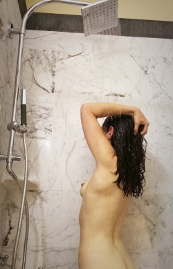 biteofmyapple:  I’m across the country at a conference. I sent Ezra this photo and let him spend a little time wondering whether I’d used a self-timer…or whether I’d found a helper to join me in my hotel bathroom. 