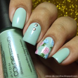 ideiasdecaroline:  Spring nail art!The base color is Avon Desenho Livre and the roses were done with acrylic paints.