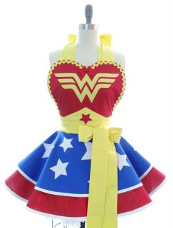 geekpinata:  Adorable geeky aprons from Bambino Amore. Spotted thanks to Set to Stunning.  