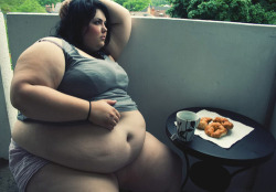ussbbw:  Snacking is a conscientious, nourishing way of sustaining energy throughout the day, and of maintaining one’s august silhouette.(Models: Luna Love and unknown)