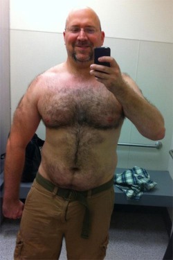 dirtywoof:  bear914:  What a Hunk !!!!! WOOF !!! 😋😋💛  Nice guy, too