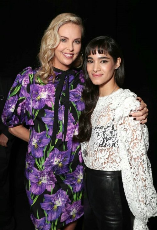 vive-charlize: smokeandstolis   “Taller than you (but we look good together)”    Charlize Theron  &amp;  Sofia Boutella 