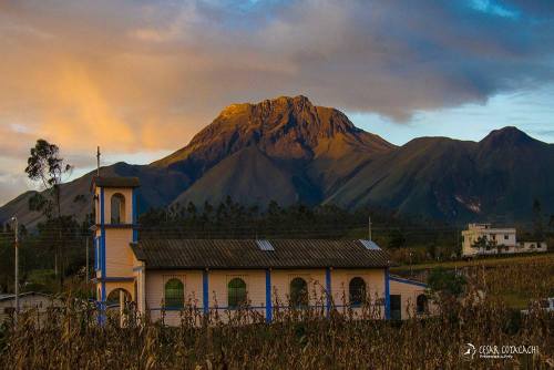 redymlz:  Bonito atardecer cerca del mirador del valle. By Cesar Cotacachi  Otavalo-Ecuador 